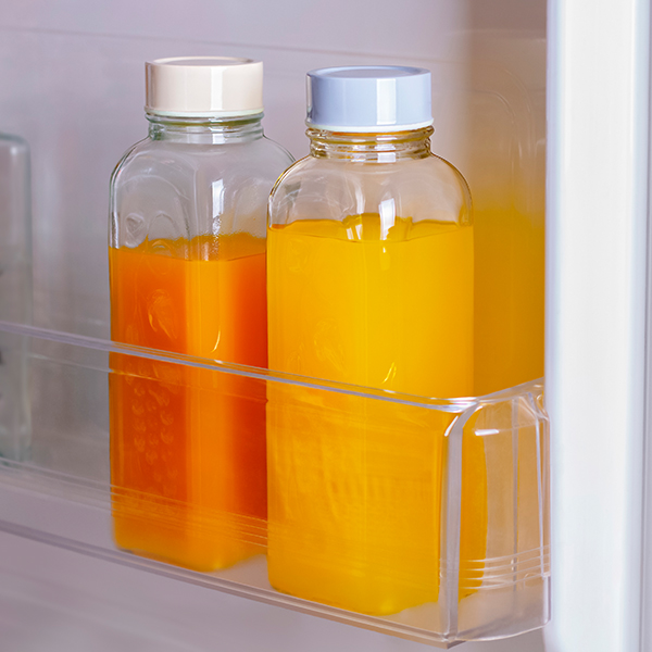 تصویری از دو بطری طرح بهار نارنج برند میس گلس با درب‌های طوسی و وانیلی