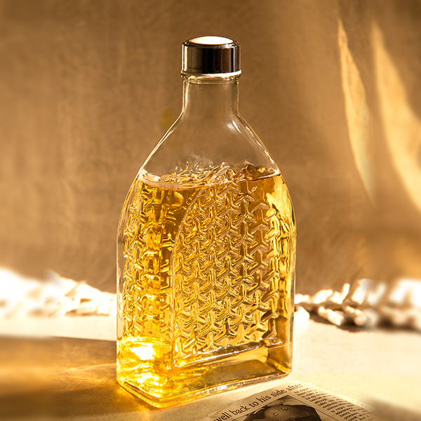 تصویر بطری آب حصیری از برند میس گلس